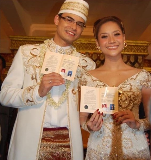 Gaya anggun 11 seleb kenakan kebaya Anne Avantie saat menikah