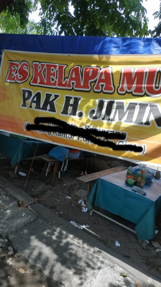 13 Spanduk warung kocak pakai nama idol K-Pop idenya ada-ada saja