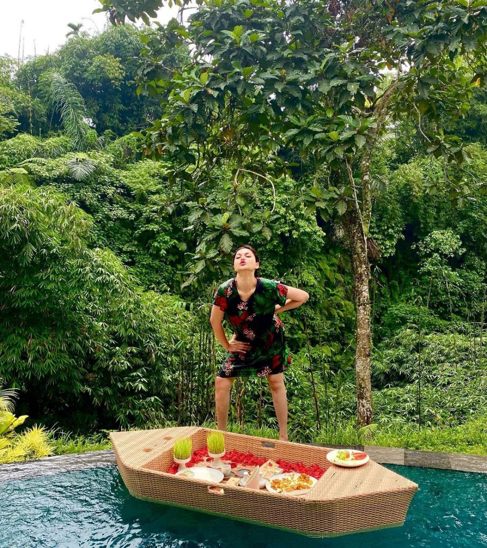 Tampil percaya diri, ini gaya 7 seleb kenakan daster saat liburan