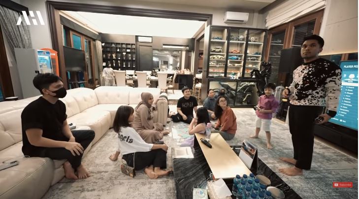7 Potret akrab Fuji dengan keluarga besar Aurel Hermansyah