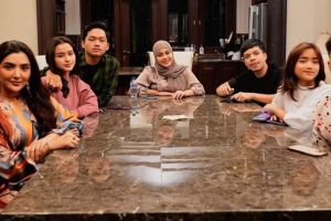 7 Potret akrab Fuji dengan keluarga besar Aurel Hermansyah