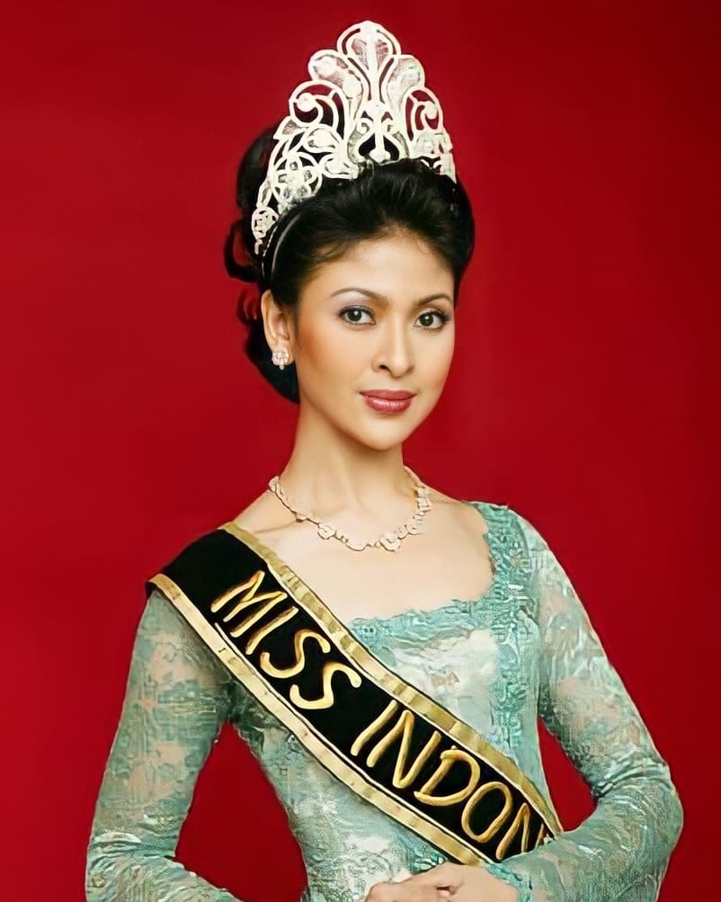 11 Potret lawas Indira Soediro Putri Indonesia I, pesonanya memikat