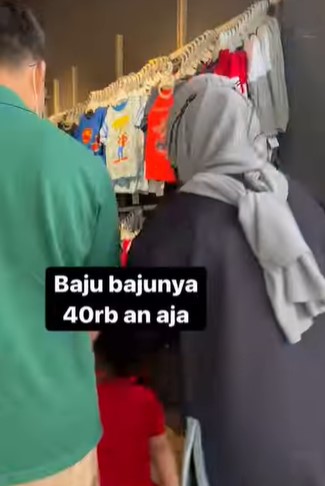 7 Momen Tya Ariestya borong baju di pinggir jalan, totalnya Rp595 ribu