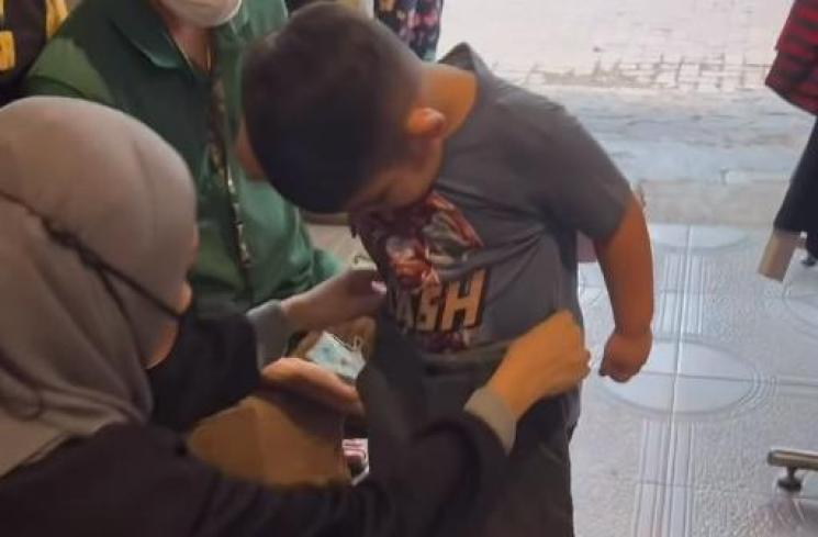 7 Momen Tya Ariestya borong baju di pinggir jalan, totalnya Rp595 ribu