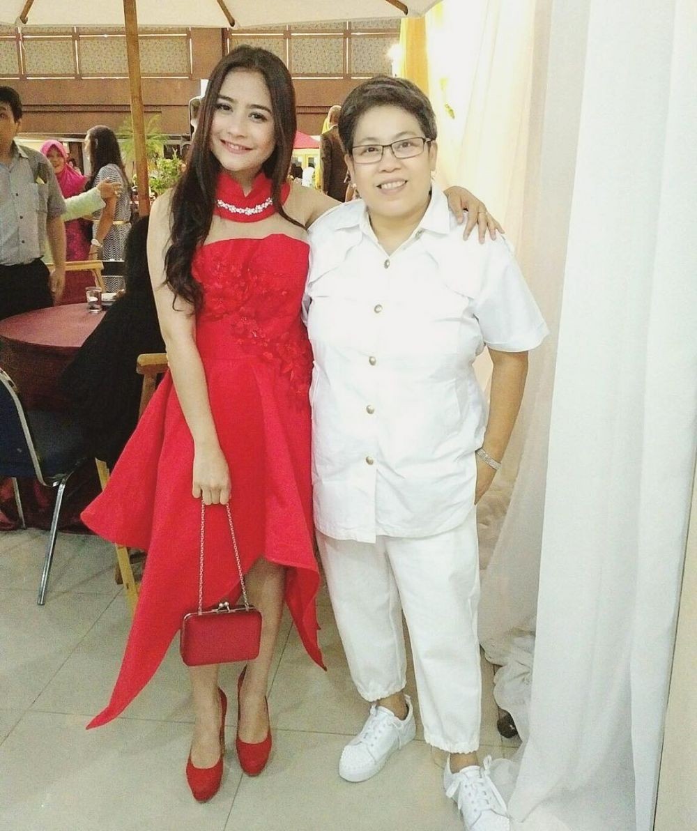 11 Gaya kondangan Prilly Latuconsina, anggun berkebaya