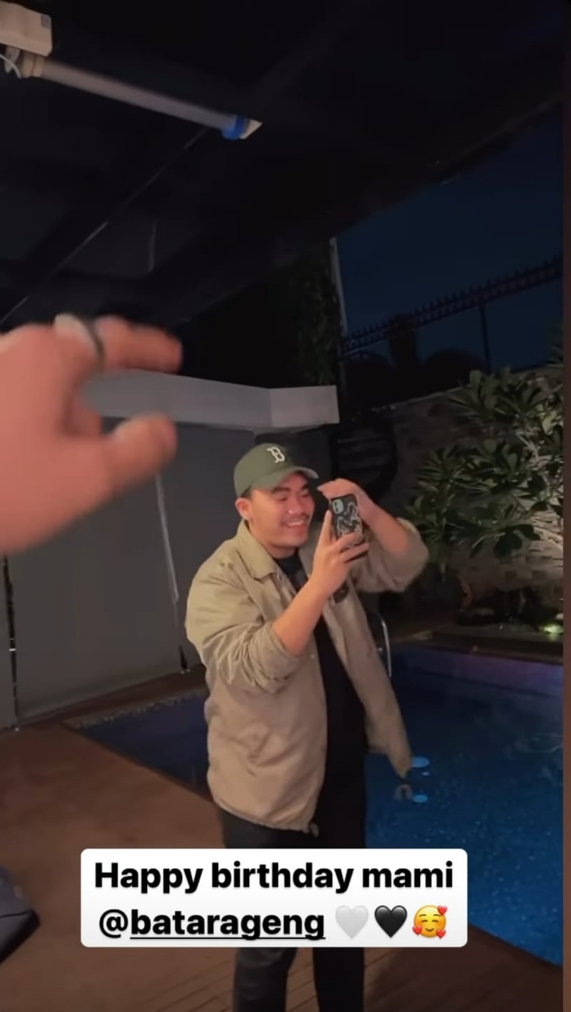 9 Momen Fuji beri kejutan ultah manajernya, hadiahkan segepok uang