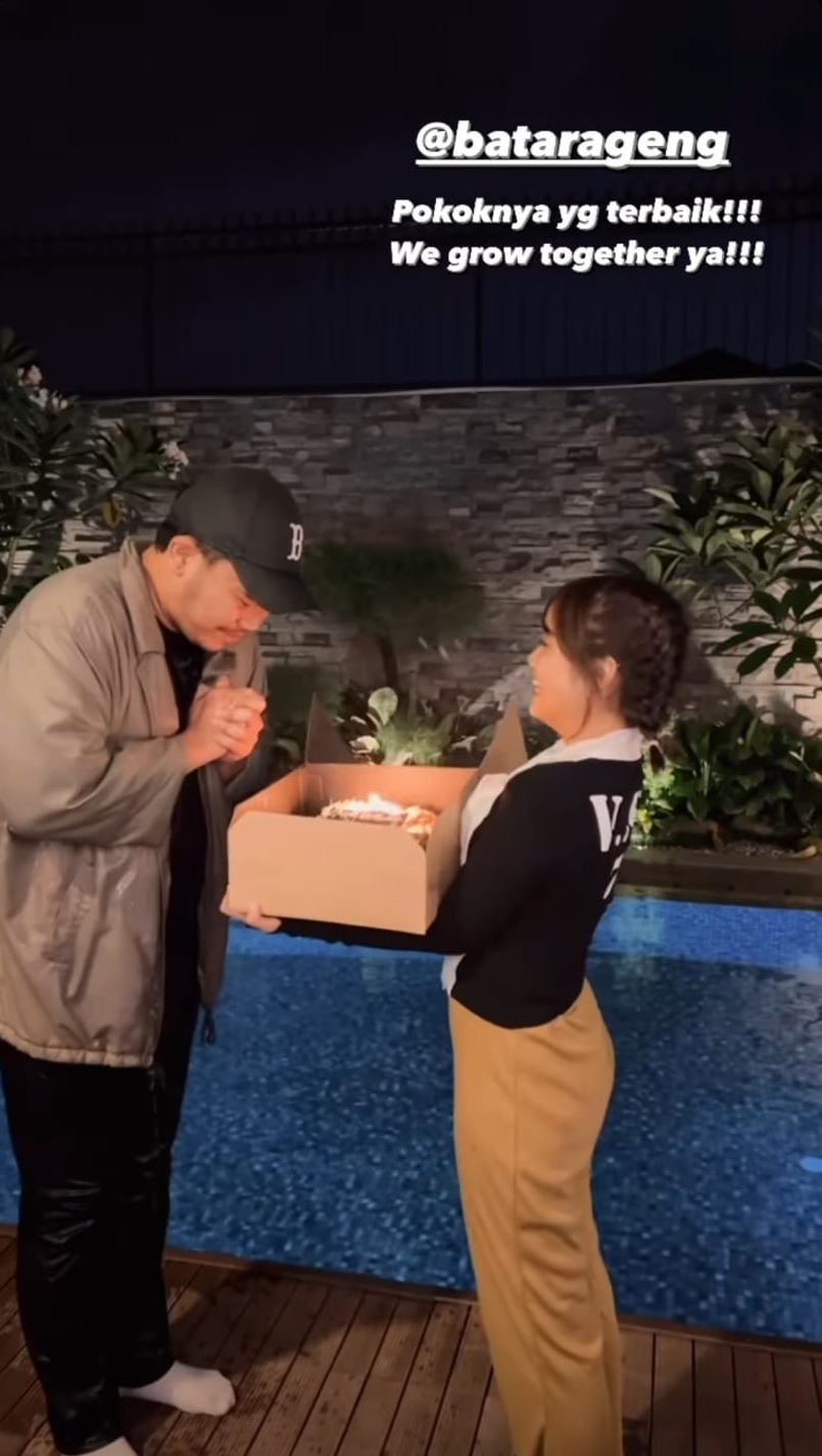 9 Momen Fuji beri kejutan ultah manajernya, hadiahkan segepok uang