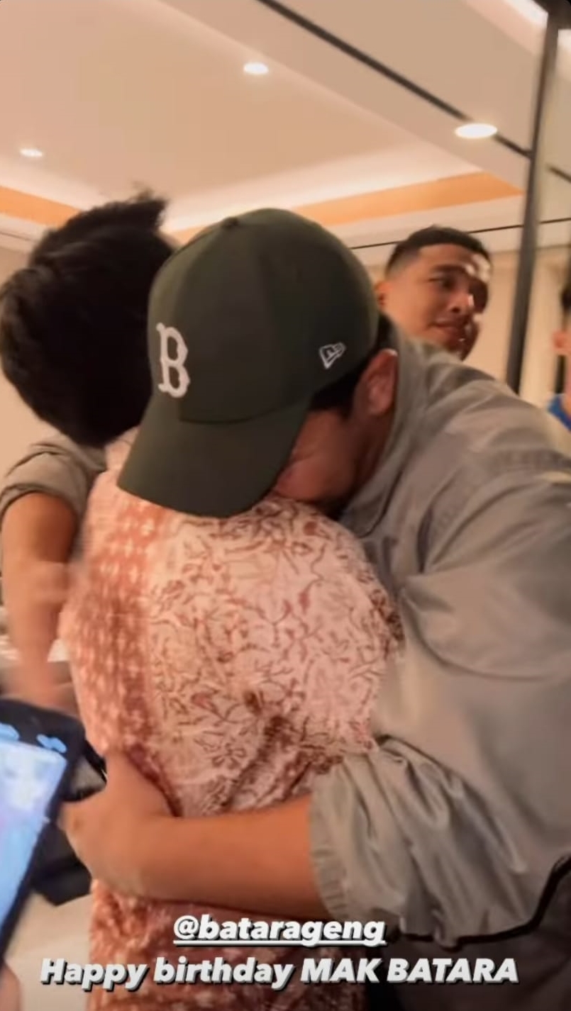 9 Momen Fuji beri kejutan ultah manajernya, hadiahkan segepok uang