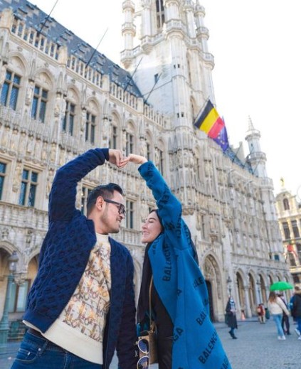 9 Gaya Shandy Purnamasari liburan di Paris, tampil colorfull