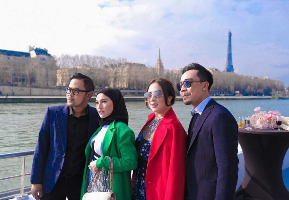 9 Gaya Shandy Purnamasari liburan di Paris, tampil colorfull