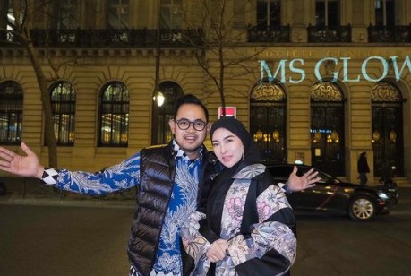9 Gaya Shandy Purnamasari liburan di Paris, tampil colorfull