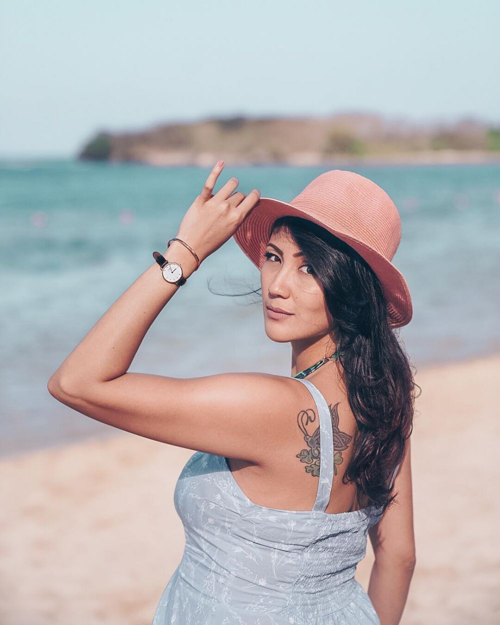 Potret tato 11 seleb di punggung, Adhisty Zara bergambar dua wajah