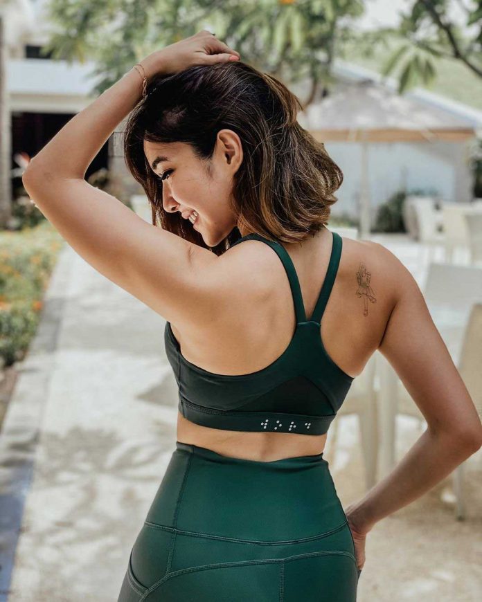 Potret tato 11 seleb di punggung, Adhisty Zara bergambar dua wajah