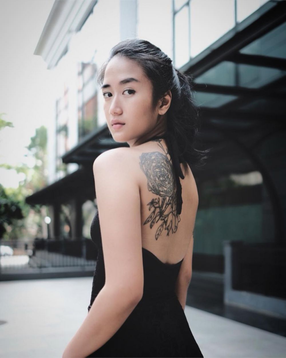 Potret tato 11 seleb di punggung, Adhisty Zara bergambar dua wajah