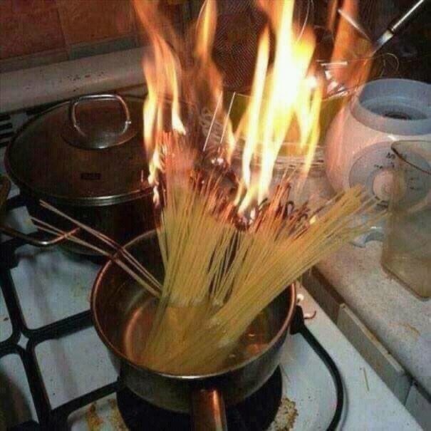 11 Momen kocak masak pasta ini aksinya bikin geleng kepala