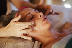 7 Manfaat skin booster untuk kecantikan, bantu samarkan kerutan