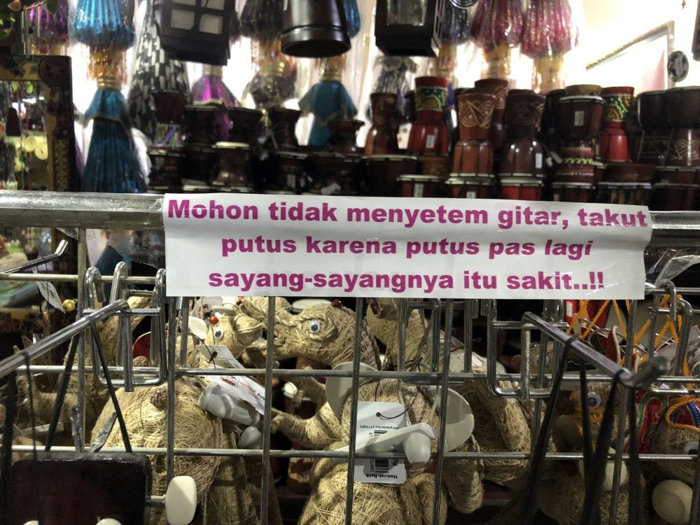 15 Peringatan nyeleneh di tempat belanja ini endingnya bikin baper