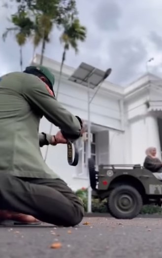 11 Momen Ridwan Kamil jadi fotografer prewedding dadakan, tuai pujian