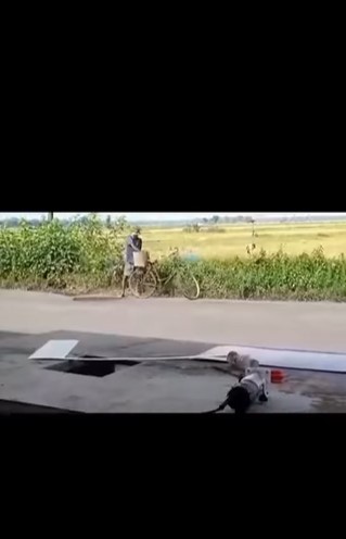 Aksi kakek pesepeda tambal jalan berlubang di Kebumen ini tuai pujian