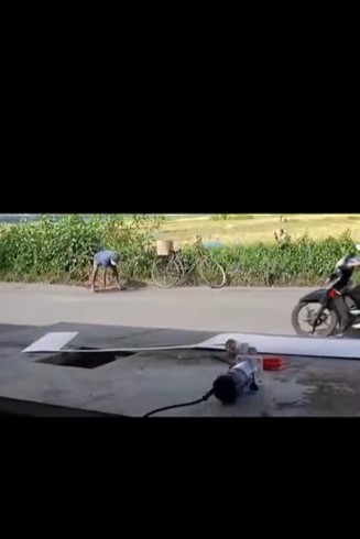 Aksi kakek pesepeda tambal jalan berlubang di Kebumen ini tuai pujian