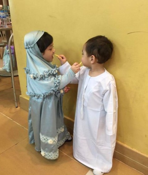 11 Potret kebersamaan Rafathar dan Arsy, interaksinya bikin gemas