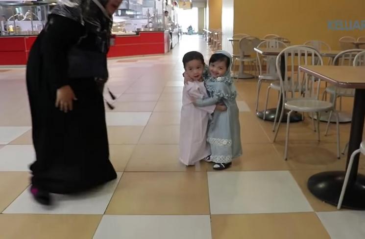 11 Potret kebersamaan Rafathar dan Arsy, interaksinya bikin gemas