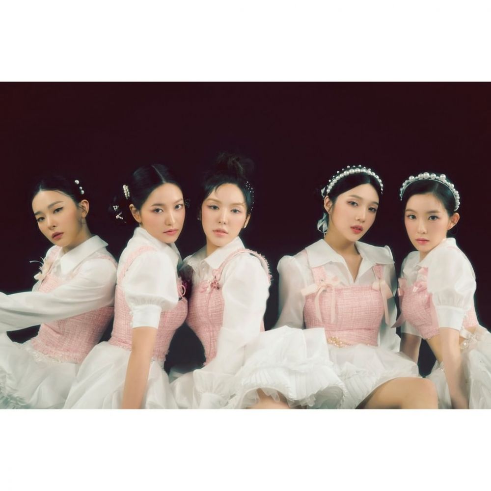 9 Potret teaser Irene Red Velvet untuk album terbaru, bak boneka hidup