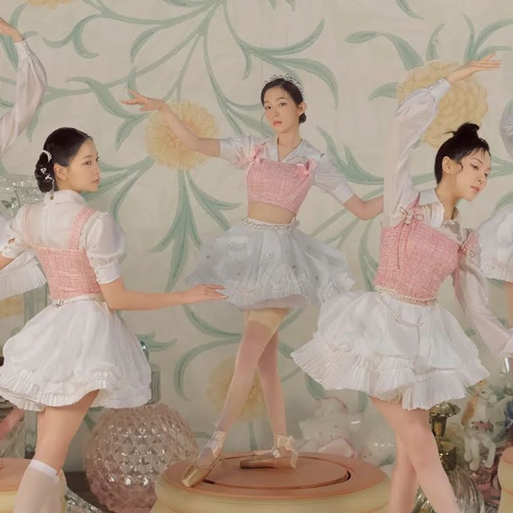 9 Potret teaser Irene Red Velvet untuk album terbaru, bak boneka hidup