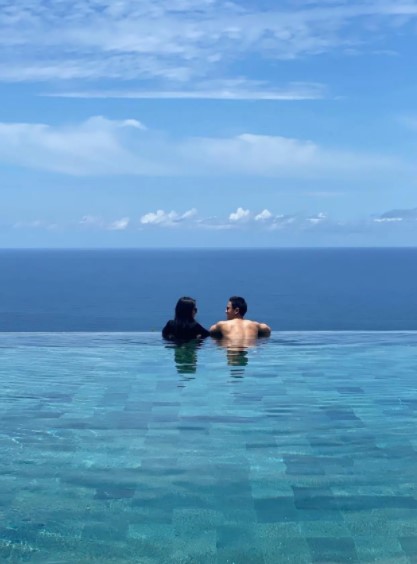 9 Potret Sabrina Anggraini bulan madu di Bali, gaya pakaiannya dipuji