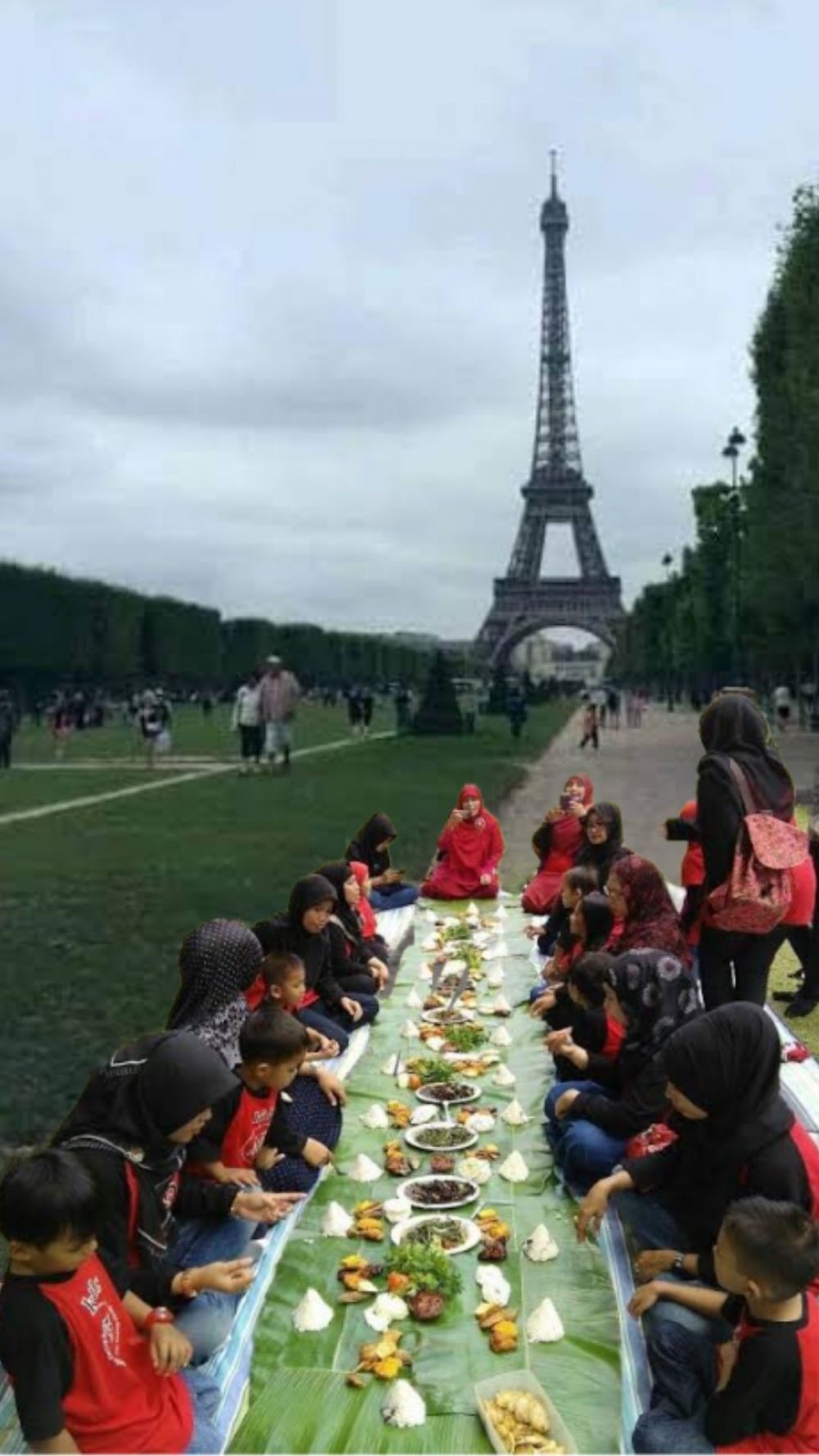 13 Foto editan netizen liburan ke Paris ini hasilnya bikin ngakak