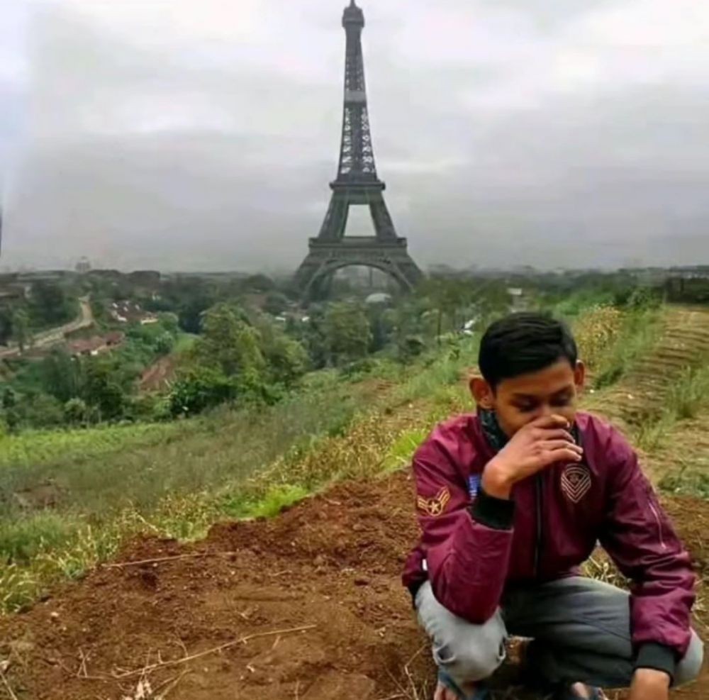 13 Foto editan netizen liburan ke Paris ini hasilnya bikin ngakak