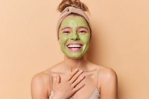 7 Cara detoks wajah pakai bahan alami, stroberi bisa jadi masker
