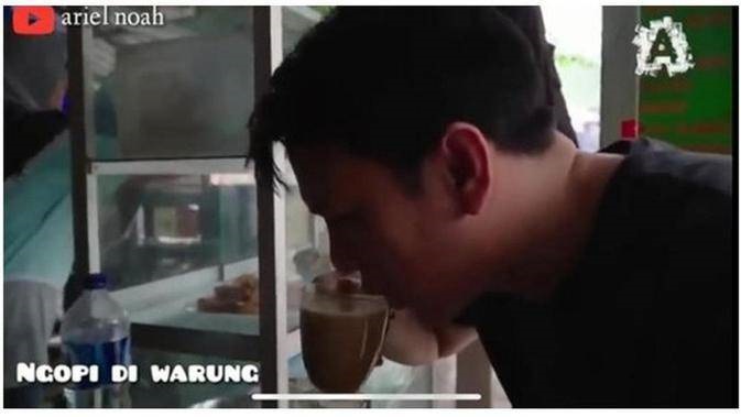 Gaya 5 vokalis band makan pinggir jalan, Pasha Ungu pakai sandal jepit