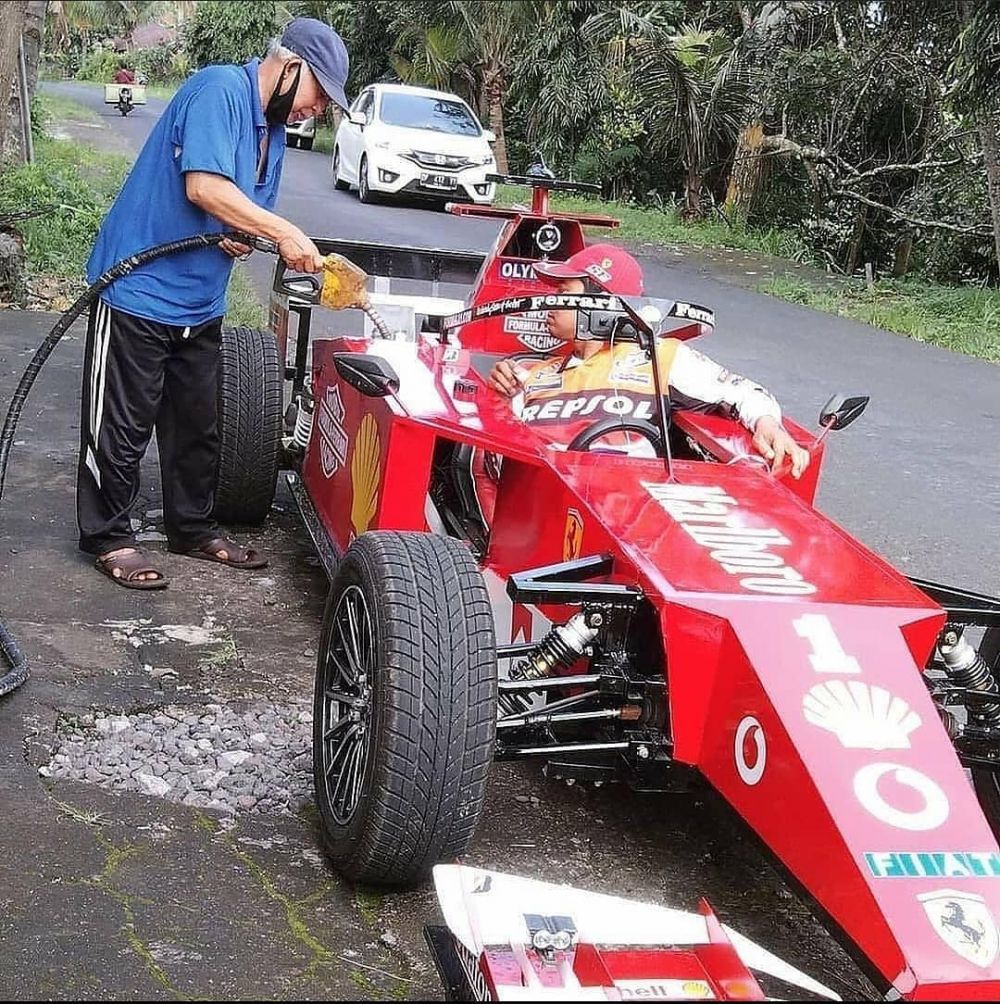 15 Potret kendaraan antimainstream saat isi bensin, absurd bukan main