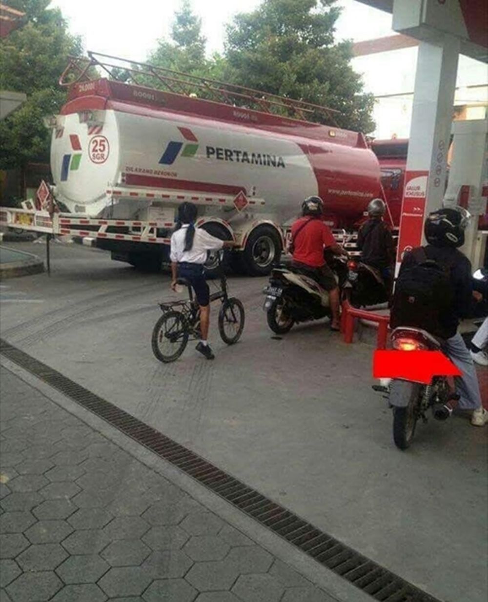 15 Potret kendaraan antimainstream saat isi bensin, absurd bukan main