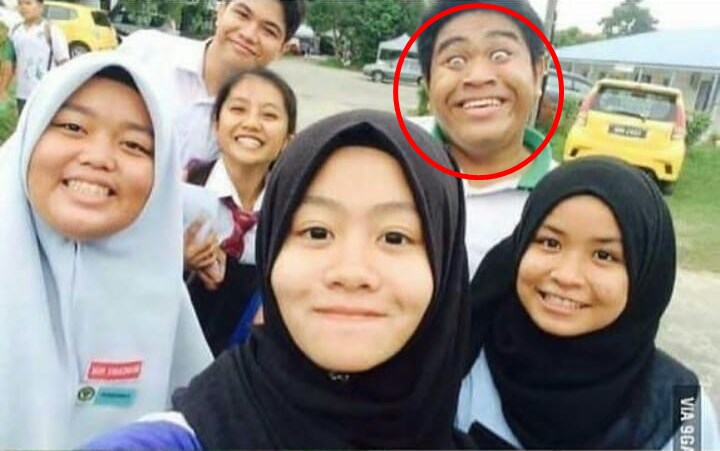 11 Momen absurd beda gaya sendiri saat foto bareng, ngeselin tapi lucu