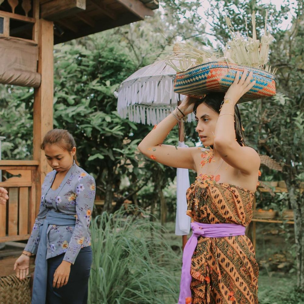 11 Momen Valerie Thomas jalani prosesi melukat di Bali, penuh khidmat