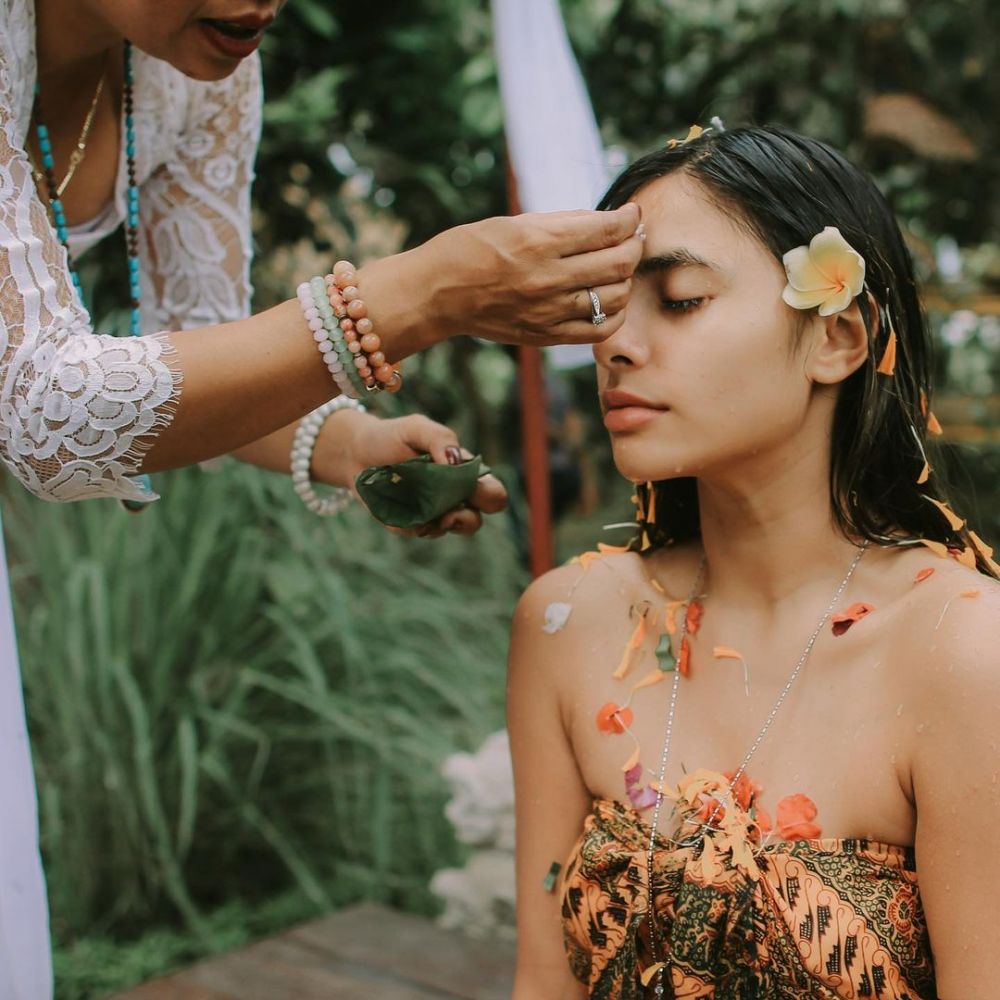 11 Momen Valerie Thomas jalani prosesi melukat di Bali, penuh khidmat