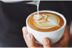 7 Cara minum kopi ini aman buat lambung, cocok bagi penderita maag
