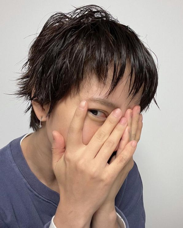 9 Potret terbaru Song Ji-hyo dengan rambut pendek, gayanya bak ABG