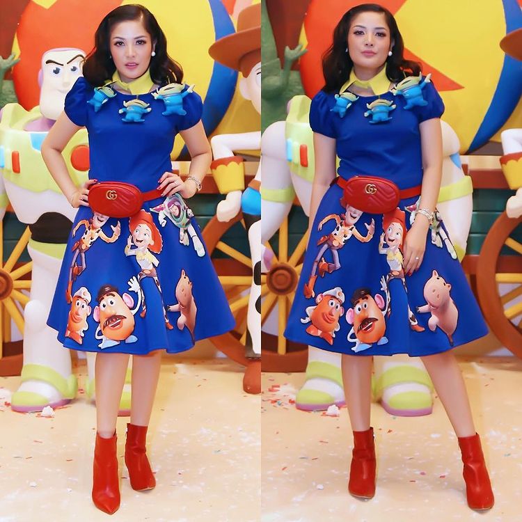 11 Gaya fashion unik ala Nindy Ayunda, aksesorinya antimainstream