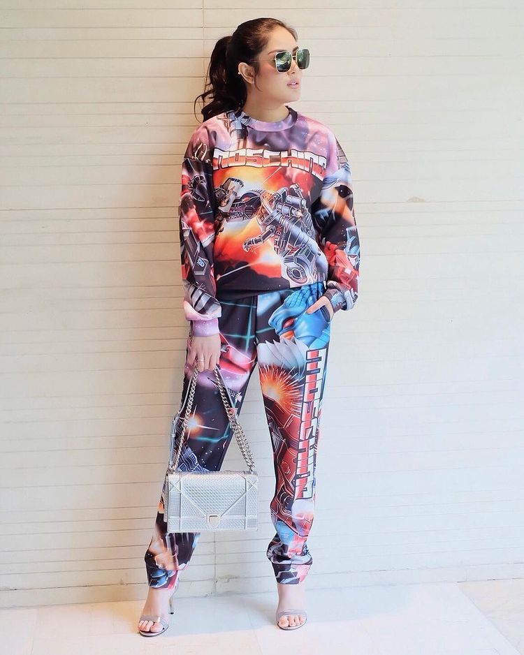 11 Gaya fashion unik ala Nindy Ayunda, aksesorinya antimainstream