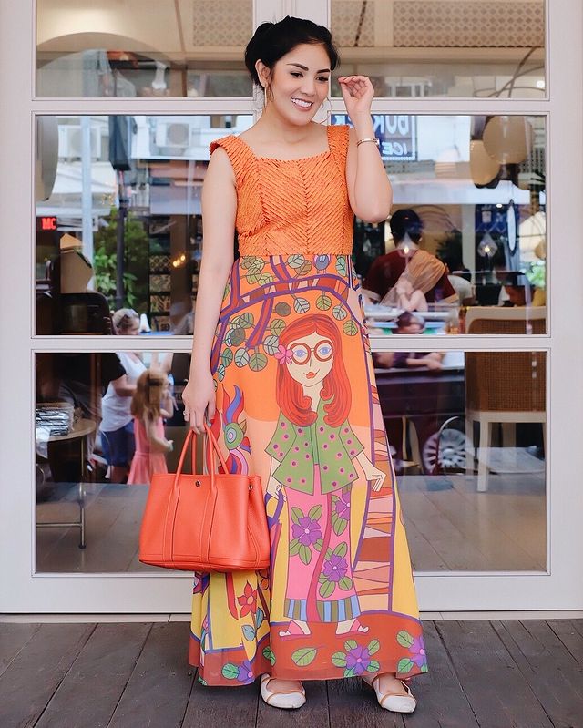 11 Gaya fashion unik ala Nindy Ayunda, aksesorinya antimainstream