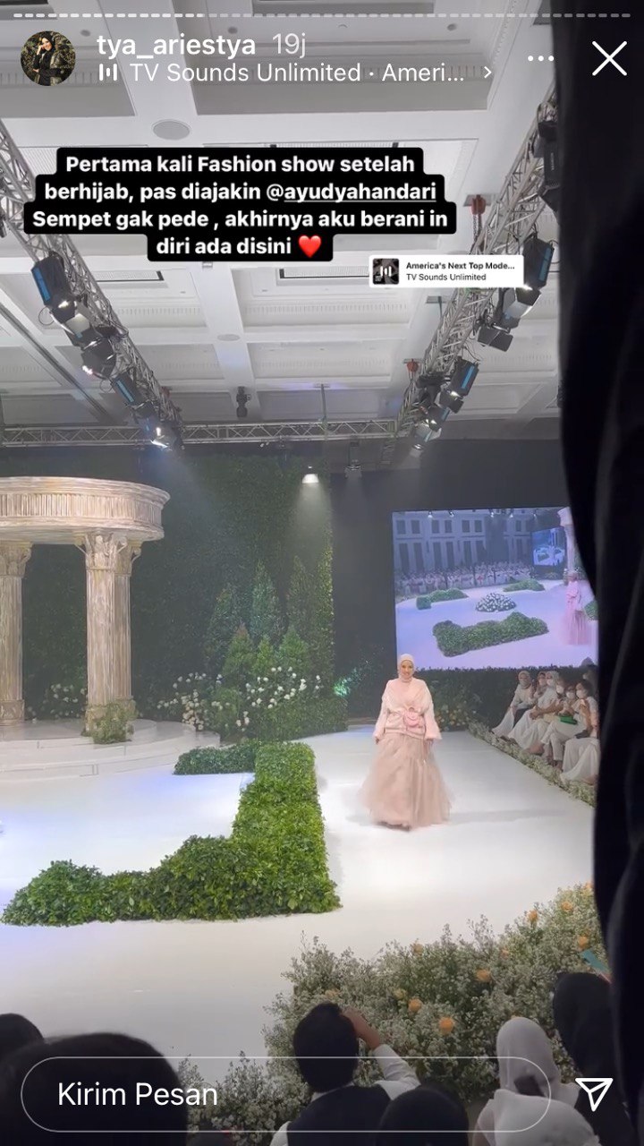7 Potret Tya Ariestya perdana tampil berhijab di runway, tuai pujian