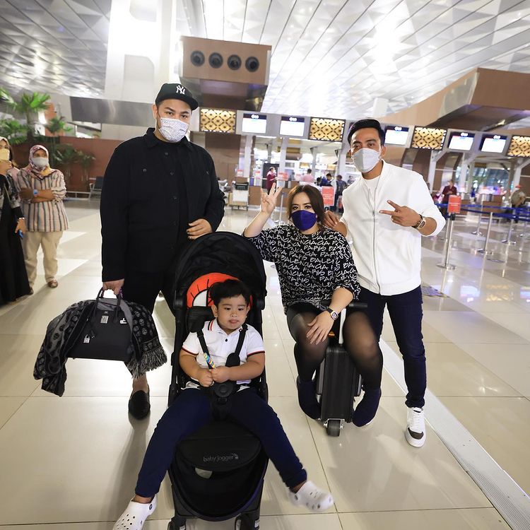 9 Momen Ivan dan Maharani liburan ke berbagai negara, friendship goals