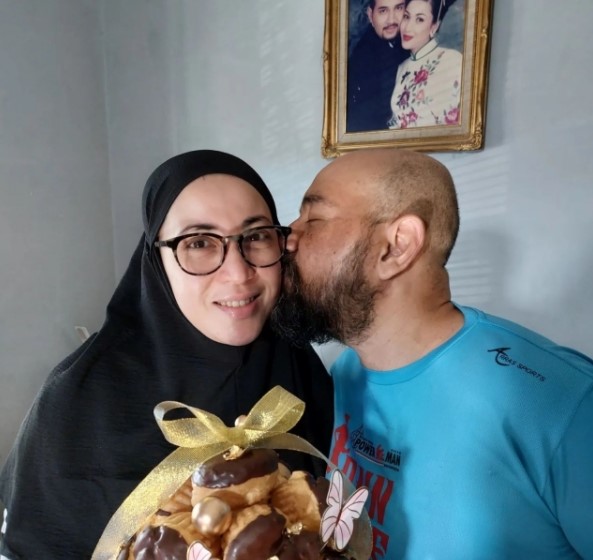 Anniversary ke-24, ini 9 momen kebersamaan Devi Permatasari dan suami