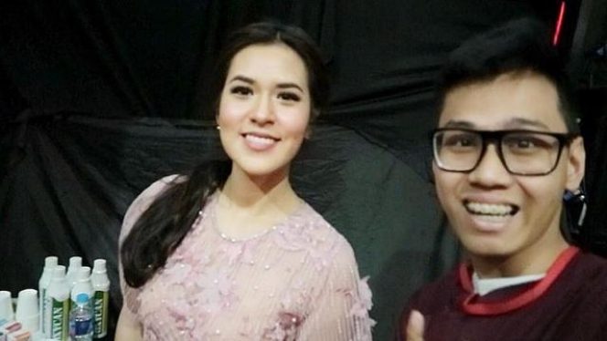 9 Potret lawas Indra Kenz, foto bareng Raisa disorot