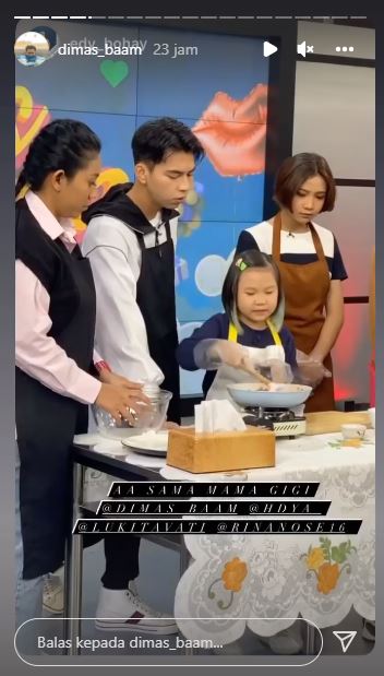 9 Pertemuan Dimas Ahmad dan kembaran Nagita Slavina, muncul di podcast