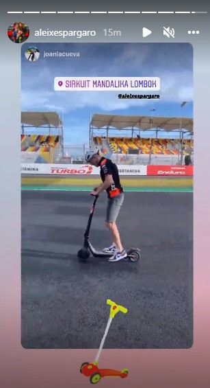 9 Aksi unik pembalap jelang GP Mandalika, bercaping di tengah lintasan