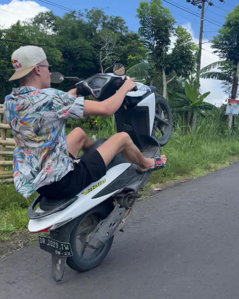 9 Aksi unik pembalap jelang GP Mandalika, bercaping di tengah lintasan